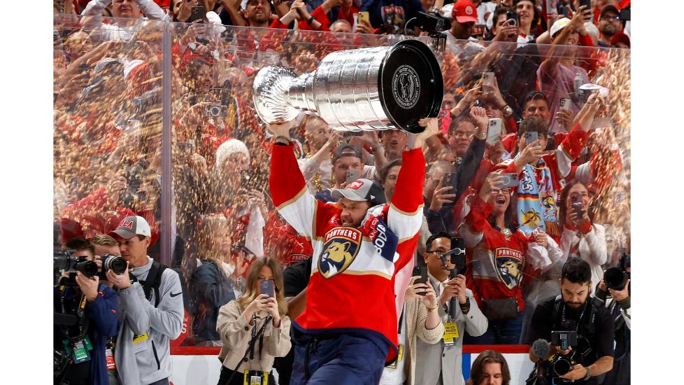 IIHF внесла изменения в постер в честь триумфа «Флориды» после волны критики россиян