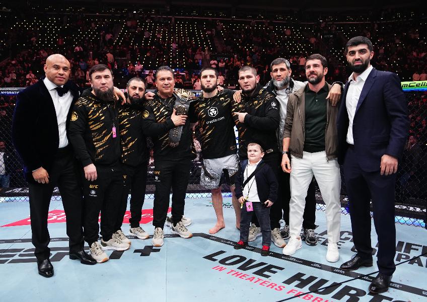 Махачев может стать двойным чемпионом UFC. Кто это делал до него?