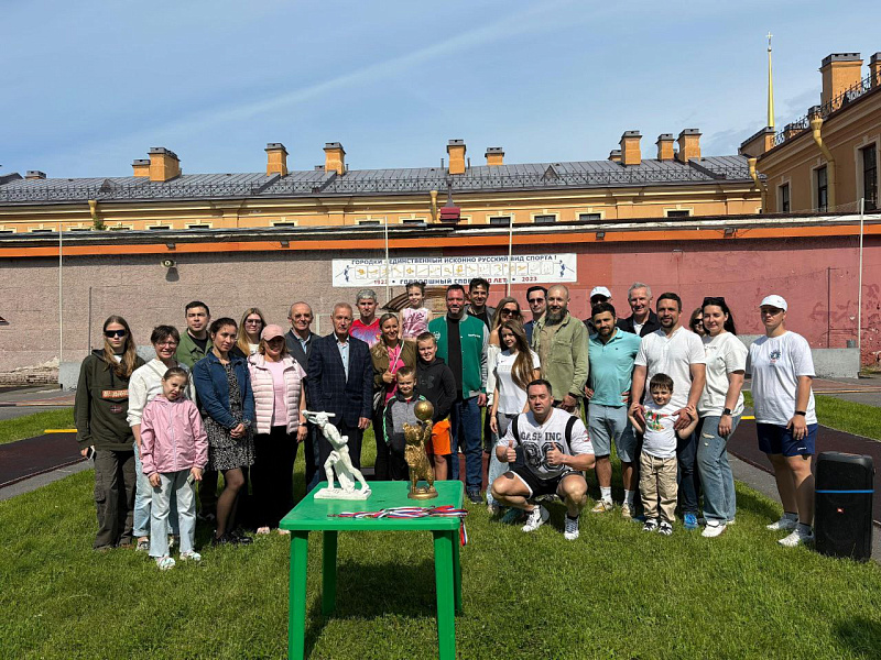 В День России в Санкт-Петербурге играли в городки