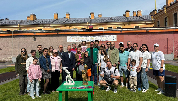 В День России в Санкт-Петербурге играли в городки