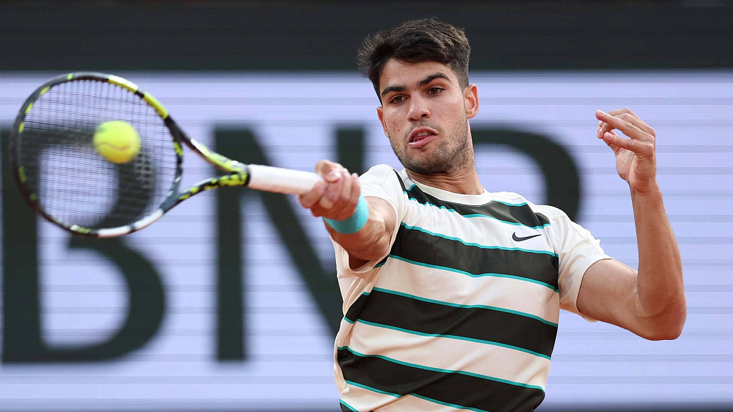 Карлос Алькарас на отказе соперника вышел в финал Roland Garros 