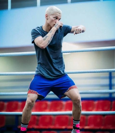 Даня Милохин покоряет ММА: первый шаг к спортивной карьере