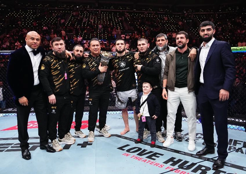 Махачев может стать двойным чемпионом UFC. Кто это делал до него?